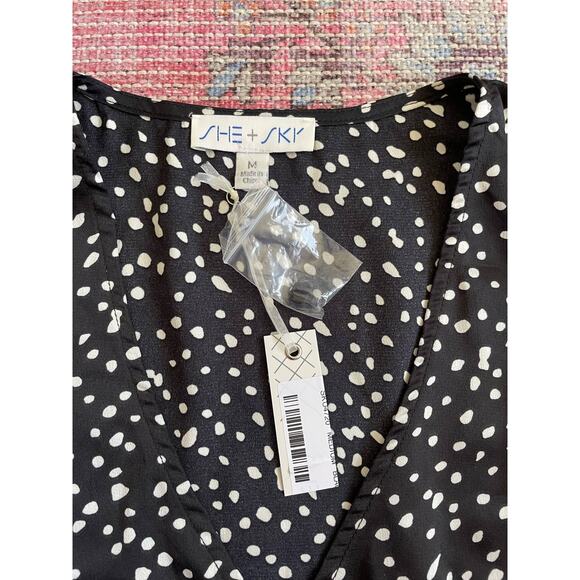 NWT She+Sky Black & White Print Long Sleeve Blouse Size Medium - Picture 4 of 5